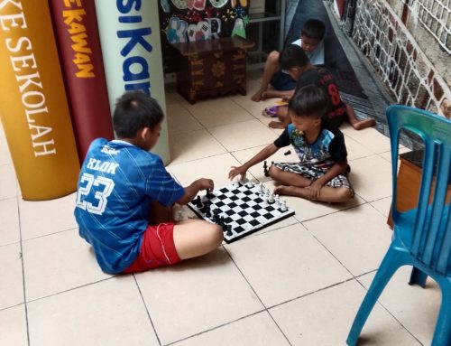 Bermain Catur di Perpustakaan