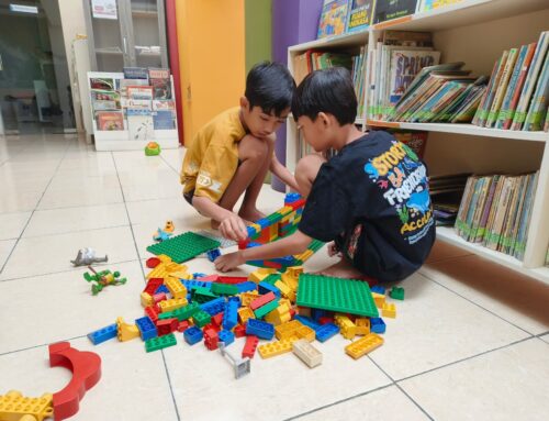 Memperbaiki Lego di Perpustakaan Cinta Baca